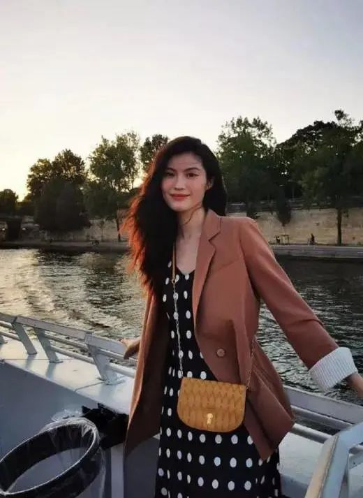 裙子里千万别穿打底裤,现在流行这么穿!